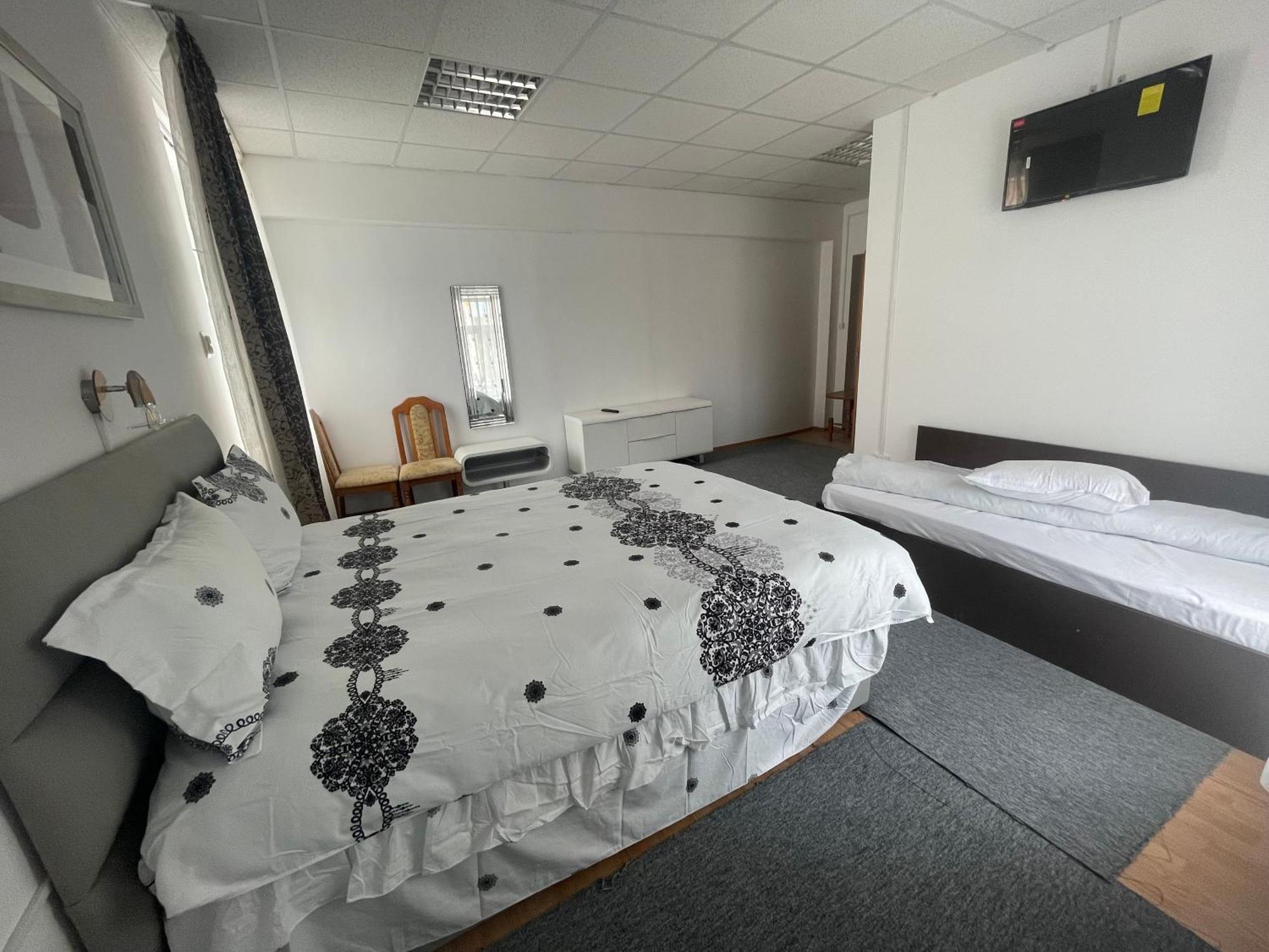 Studio Rentals Onesti Exteriör bild